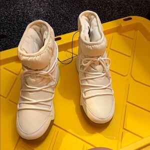 All in Motion Cream Snow Boots size 10